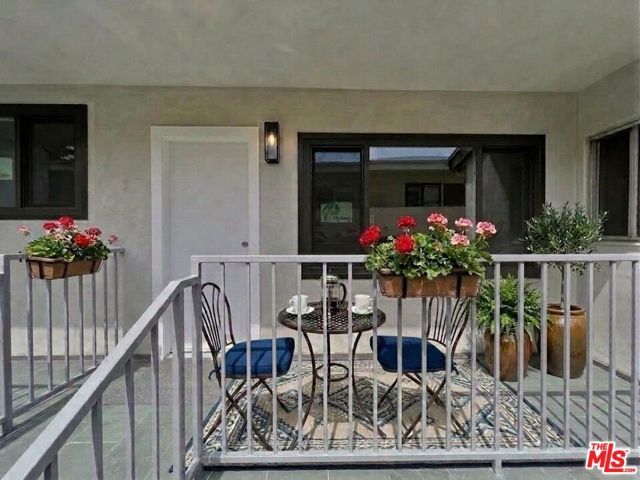 903 S Barrington Avenue, Los Angeles, CA 90049