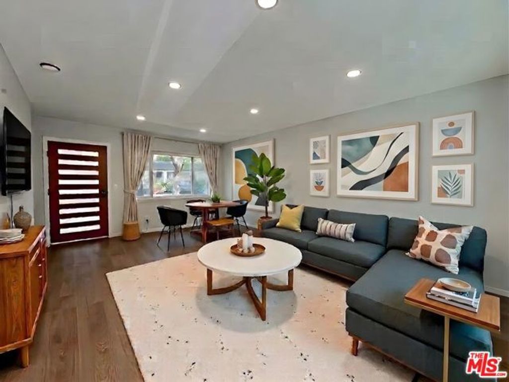 903 S Barrington Avenue, Los Angeles, CA 90049