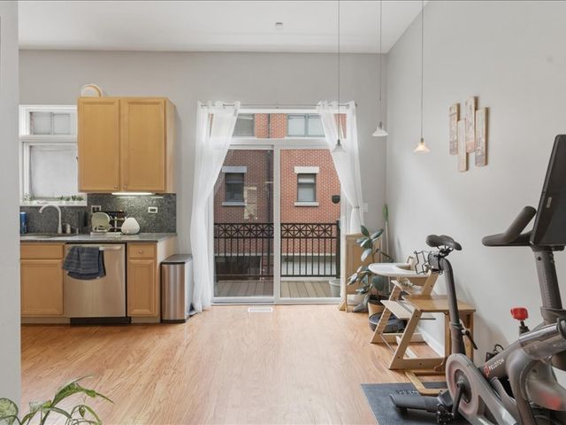 842 W 15th Place, Chicago, IL 60608