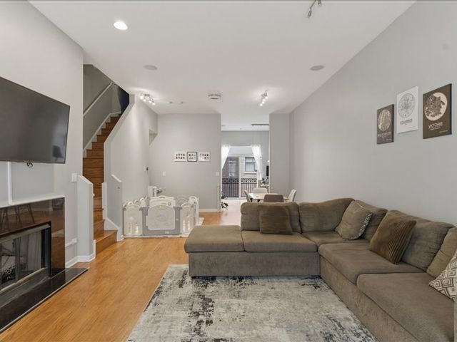 842 W 15th Place, Chicago, IL 60608