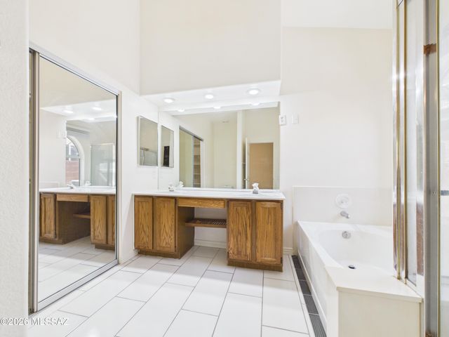 160 S Palace Gardens Drive, Tucson, AZ 85748
