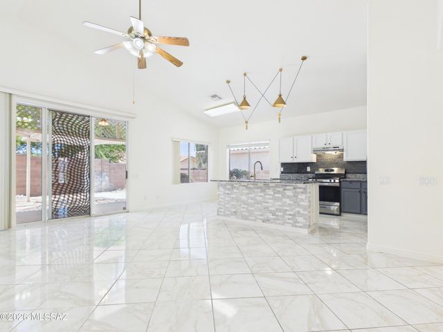 160 S Palace Gardens Drive, Tucson, AZ 85748