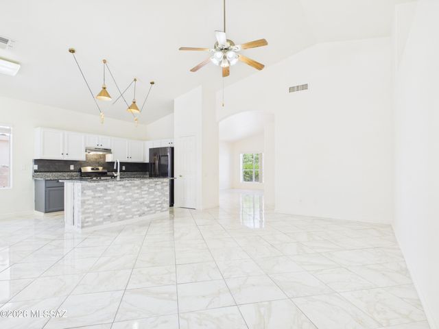 160 S Palace Gardens Drive, Tucson, AZ 85748