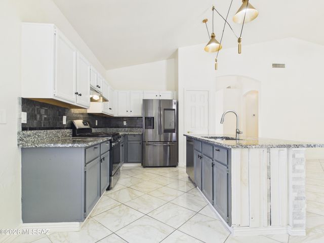 160 S Palace Gardens Drive, Tucson, AZ 85748