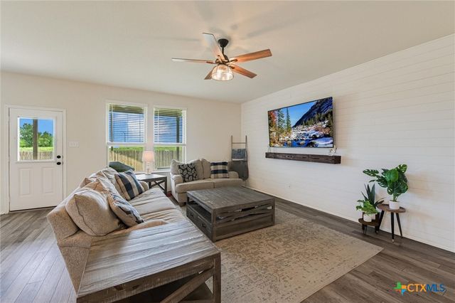 1915 T H Johnson Drive, Taylor, TX 76574