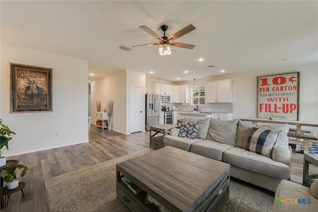 1915 T H Johnson Drive, Taylor, TX 76574
