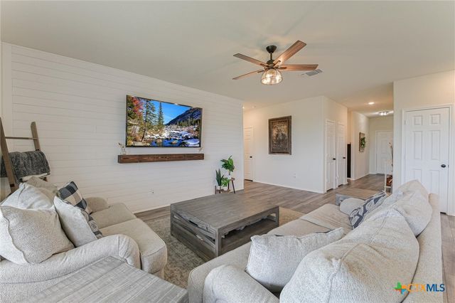 1915 T H Johnson Drive, Taylor, TX 76574