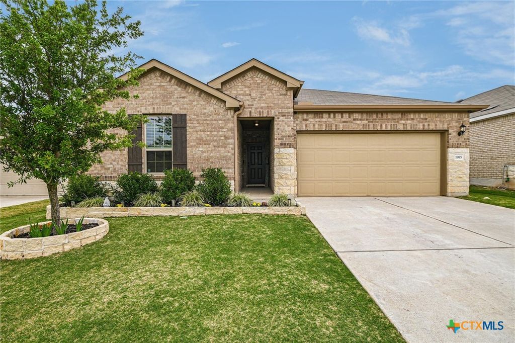 1915 T H Johnson Drive, Taylor, TX 76574