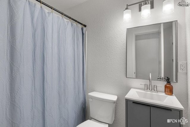 915 W LOUISA AVENUE, Iowa Park, TX 76367