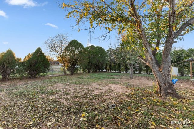 915 W LOUISA AVENUE, Iowa Park, TX 76367