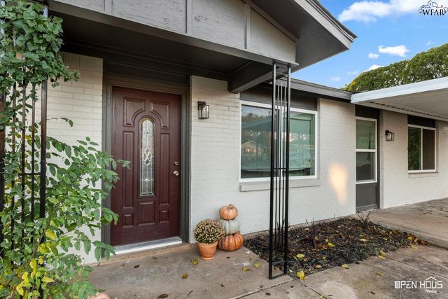 915 W LOUISA AVENUE, Iowa Park, TX 76367