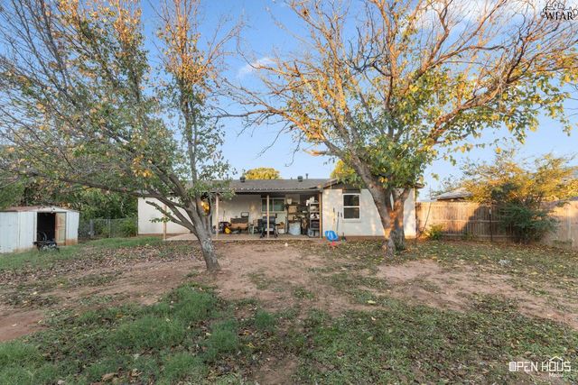 915 W LOUISA AVENUE, Iowa Park, TX 76367