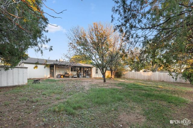 915 W LOUISA AVENUE, Iowa Park, TX 76367