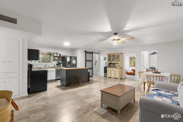 915 W LOUISA AVENUE, Iowa Park, TX 76367