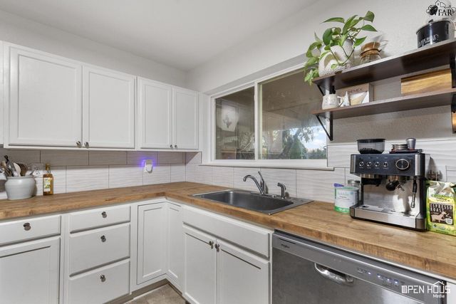 915 W LOUISA AVENUE, Iowa Park, TX 76367