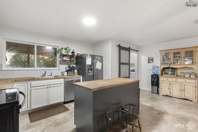 915 W LOUISA AVENUE, Iowa Park, TX 76367