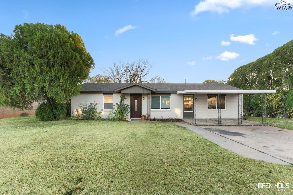 915 W LOUISA AVENUE, Iowa Park, TX 76367