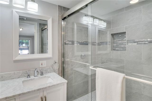 6 E 70th Terrace, Kansas City, MO 64113