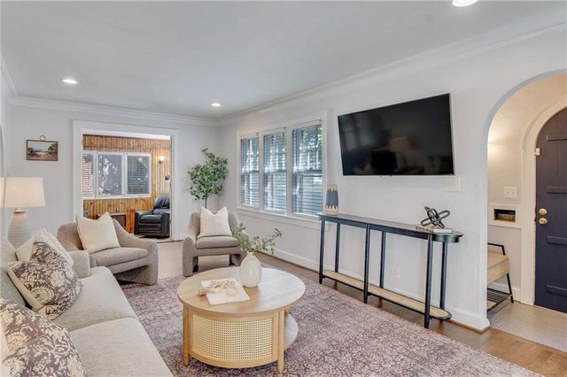 6 E 70th Terrace, Kansas City, MO 64113