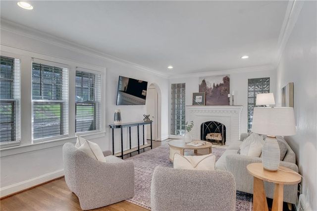 6 E 70th Terrace, Kansas City, MO 64113