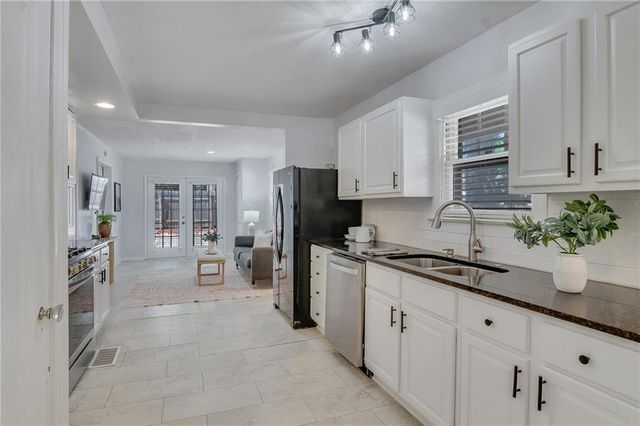 6 E 70th Terrace, Kansas City, MO 64113