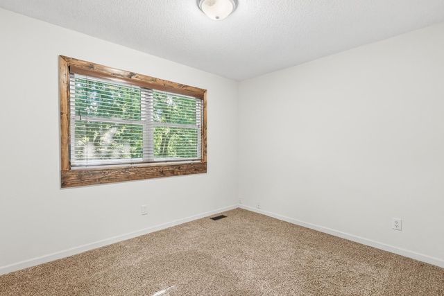 636 Dublin Dr, Andover, KS 67002