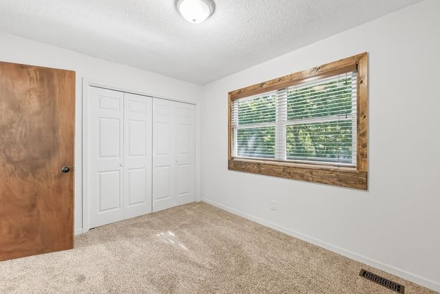 636 Dublin Dr, Andover, KS 67002