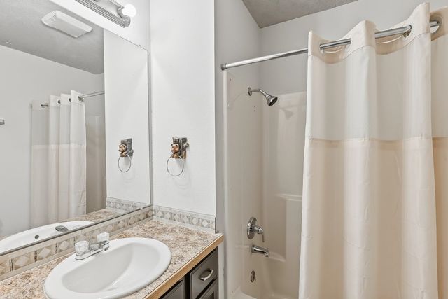 636 Dublin Dr, Andover, KS 67002