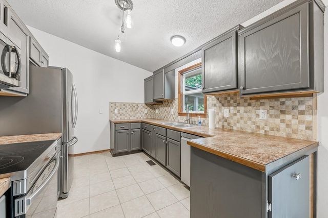 636 Dublin Dr, Andover, KS 67002