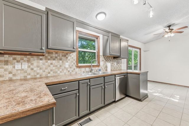636 Dublin Dr, Andover, KS 67002