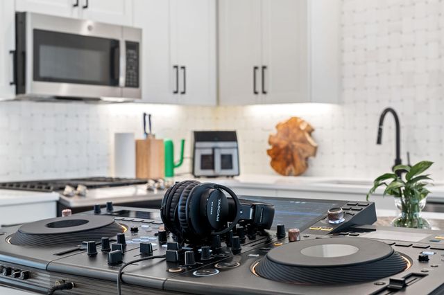 2609 Willow ST 2, Austin, TX 78702