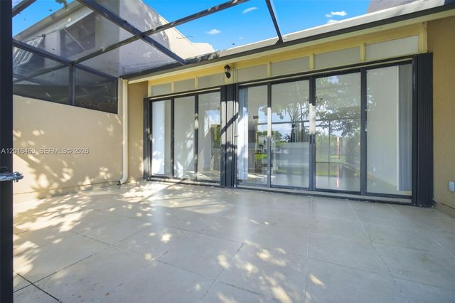 10941 N Lakeview Dr, Pembroke Pines, FL 33026