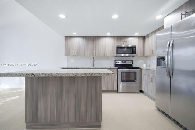 10941 N Lakeview Dr, Pembroke Pines, FL 33026