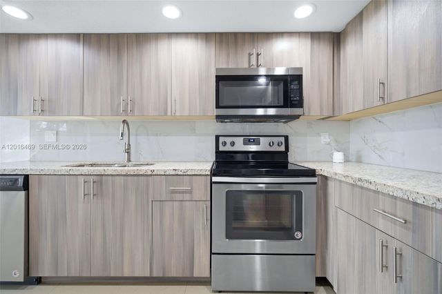 10941 N Lakeview Dr, Pembroke Pines, FL 33026