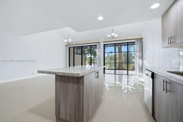 10941 N Lakeview Dr, Pembroke Pines, FL 33026