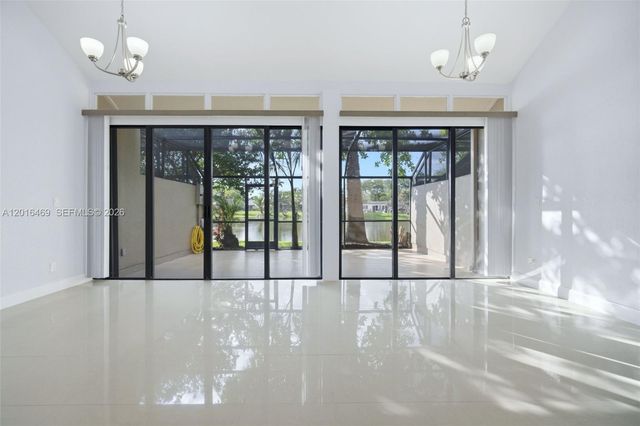 10941 N Lakeview Dr, Pembroke Pines, FL 33026
