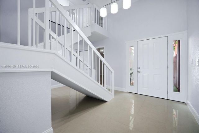 10941 N Lakeview Dr, Pembroke Pines, FL 33026