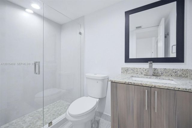 10941 N Lakeview Dr, Pembroke Pines, FL 33026
