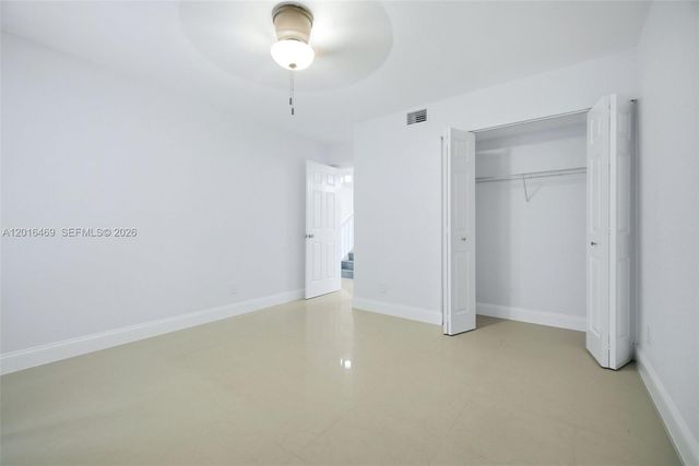 10941 N Lakeview Dr, Pembroke Pines, FL 33026