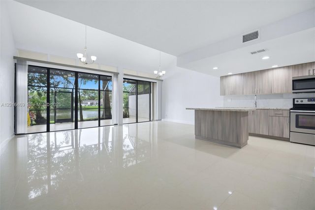 10941 N Lakeview Dr, Pembroke Pines, FL 33026
