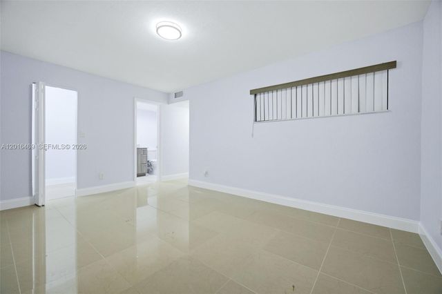 10941 N Lakeview Dr, Pembroke Pines, FL 33026