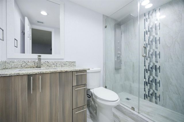 10941 N Lakeview Dr, Pembroke Pines, FL 33026