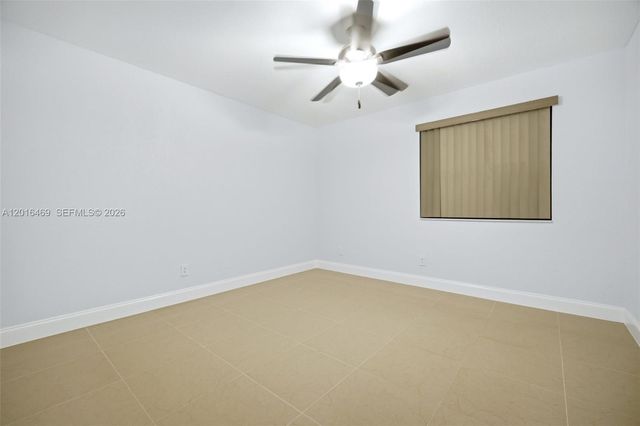 10941 N Lakeview Dr, Pembroke Pines, FL 33026