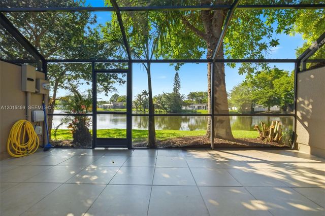 10941 N Lakeview Dr, Pembroke Pines, FL 33026