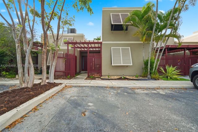 10941 N Lakeview Dr, Pembroke Pines, FL 33026