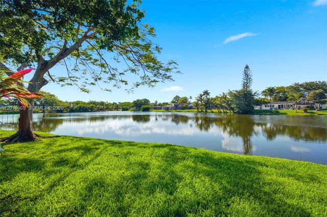 10941 N Lakeview Dr, Pembroke Pines, FL 33026