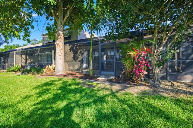 10941 N Lakeview Dr, Pembroke Pines, FL 33026