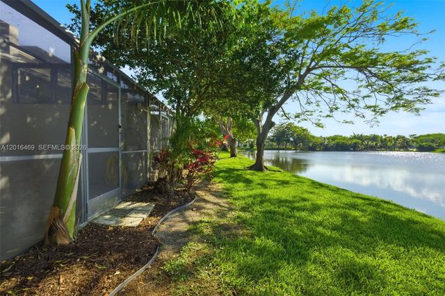 10941 N Lakeview Dr, Pembroke Pines, FL 33026