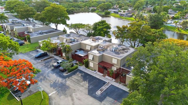 10941 N Lakeview Dr, Pembroke Pines, FL 33026