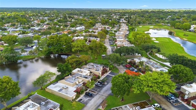 10941 N Lakeview Dr, Pembroke Pines, FL 33026